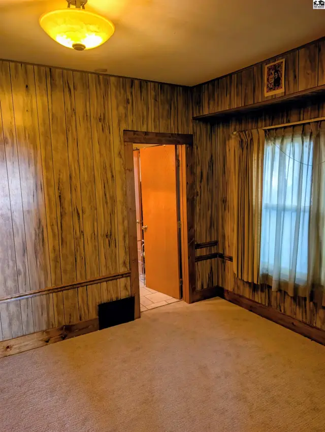 Photo of 11 W 17th Ave, Hutchinson, KS