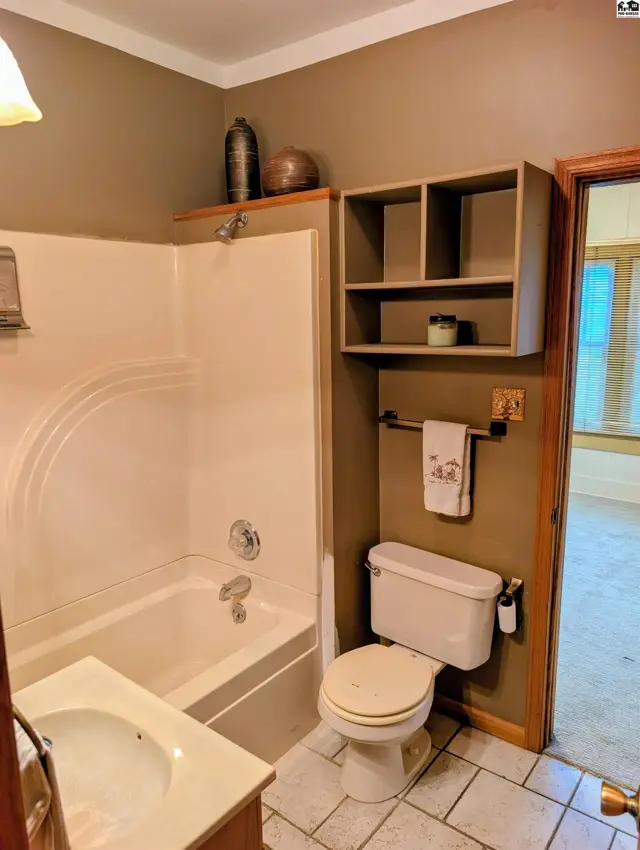 Photo of 11 W 17th Ave, Hutchinson, KS