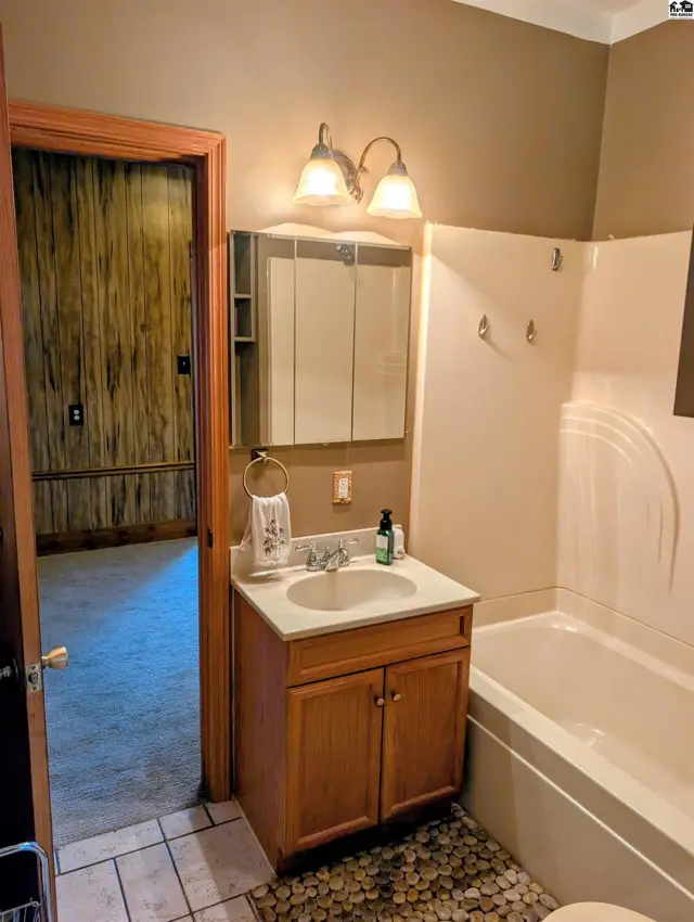 Photo of 11 W 17th Ave, Hutchinson, KS