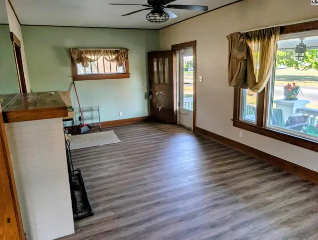Photo of 11 W 17th Ave, Hutchinson, KS