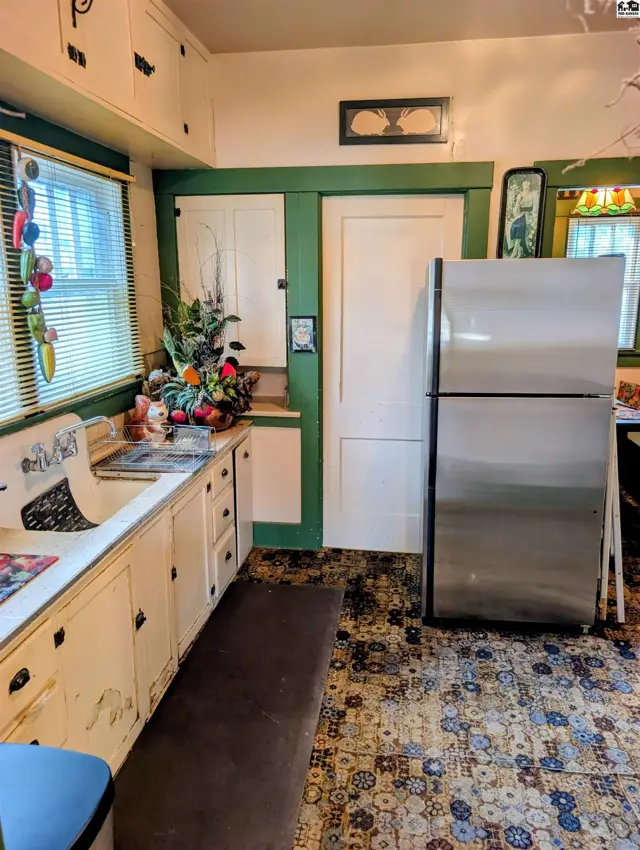 Photo of 11 W 17th Ave, Hutchinson, KS