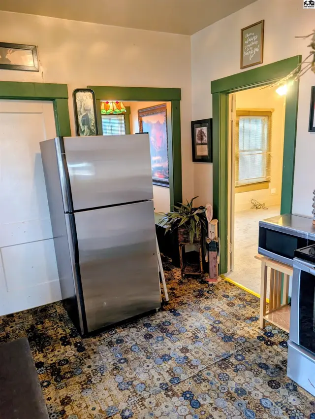 Photo of 11 W 17th Ave, Hutchinson, KS