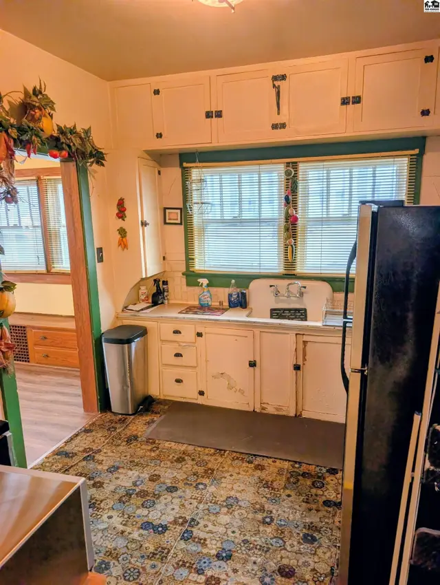 Photo of 11 W 17th Ave, Hutchinson, KS