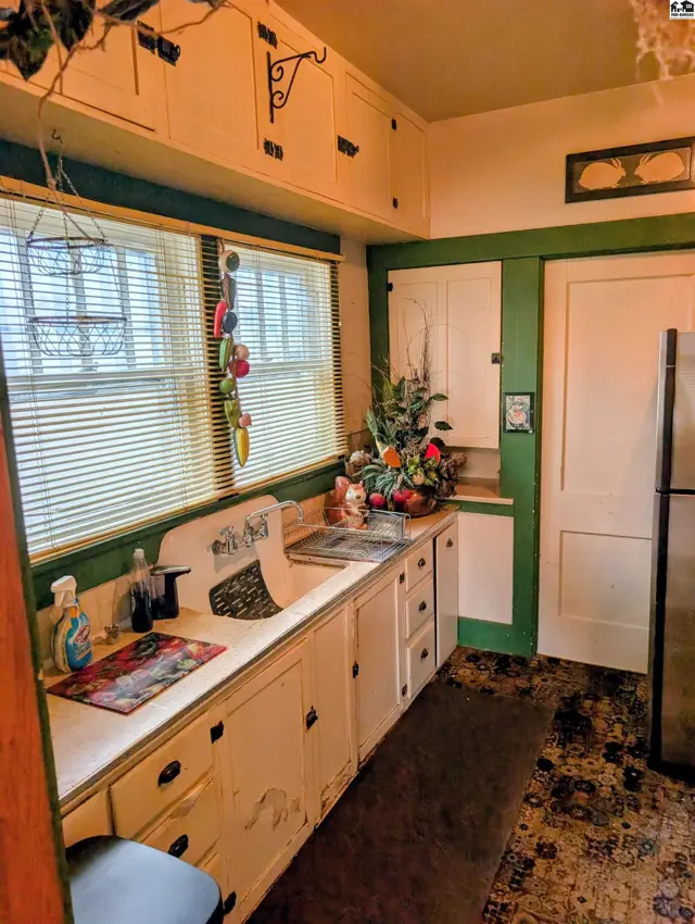 Photo of 11 W 17th Ave, Hutchinson, KS