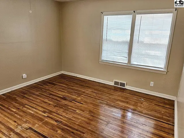 Photo of 15 W 15th Ave, Hutchinson, KS