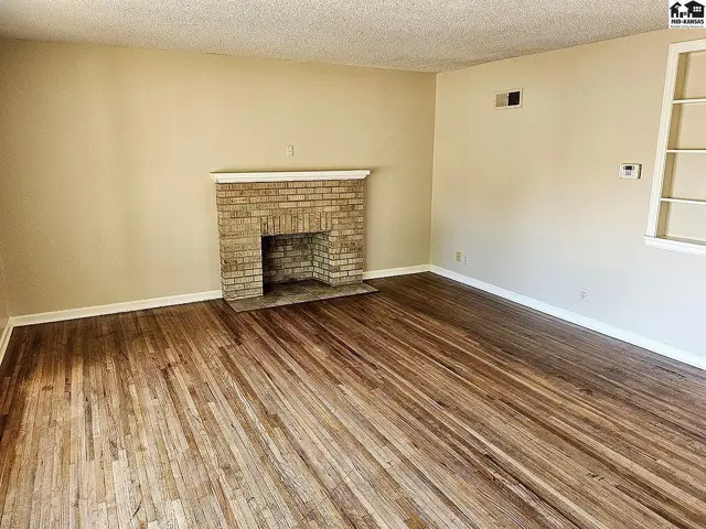 Photo of 15 W 15th Ave, Hutchinson, KS