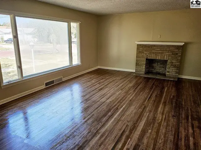 Photo of 15 W 15th Ave, Hutchinson, KS