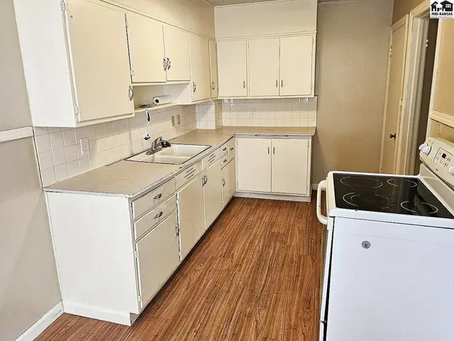Photo of 15 W 15th Ave, Hutchinson, KS