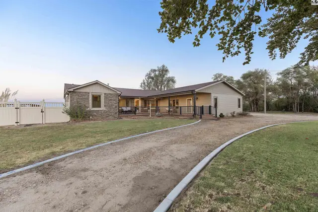Photo of 2103 N Obee Rd, Hutchinson, KS