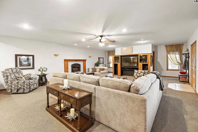 Photo of 2103 N Obee Rd, Hutchinson, KS