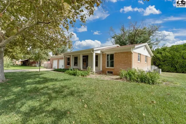 Photo of 1404 Aurora Dr, Hutchinson, KS