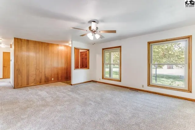 Photo of 1404 Aurora Dr, Hutchinson, KS