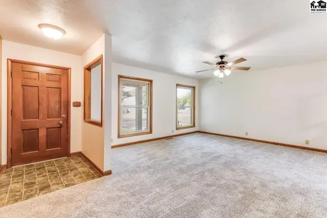 Photo of 1404 Aurora Dr, Hutchinson, KS