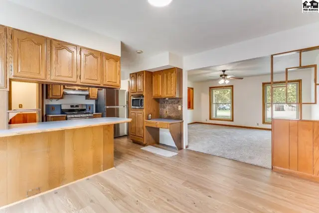 Photo of 1404 Aurora Dr, Hutchinson, KS