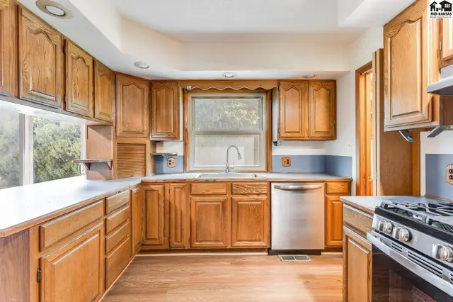 Photo of 1404 Aurora Dr, Hutchinson, KS