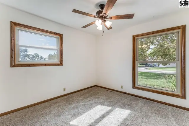 Photo of 1404 Aurora Dr, Hutchinson, KS