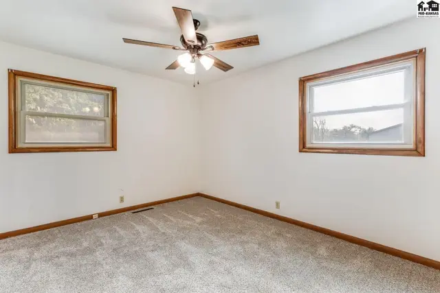Photo of 1404 Aurora Dr, Hutchinson, KS