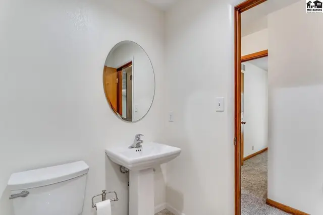 Photo of 1404 Aurora Dr, Hutchinson, KS