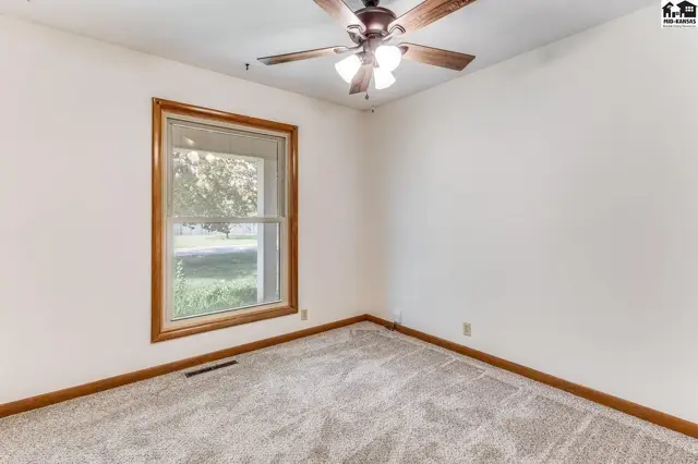 Photo of 1404 Aurora Dr, Hutchinson, KS