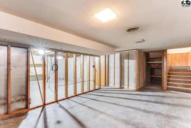 Photo of 1404 Aurora Dr, Hutchinson, KS