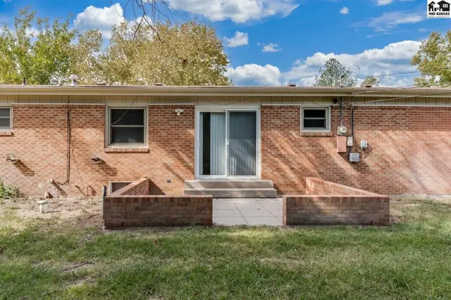 Photo of 1404 Aurora Dr, Hutchinson, KS