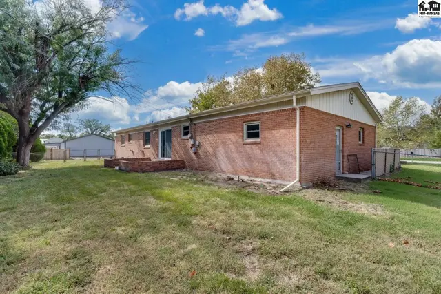 Photo of 1404 Aurora Dr, Hutchinson, KS