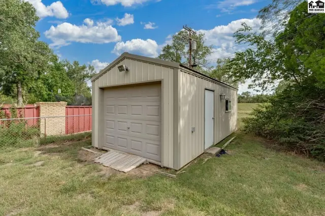 Photo of 1404 Aurora Dr, Hutchinson, KS