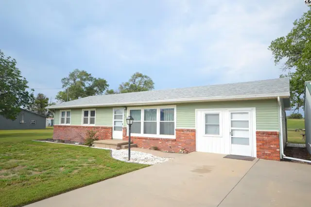 Photo of 601 Westridge Dr, Hutchinson, KS