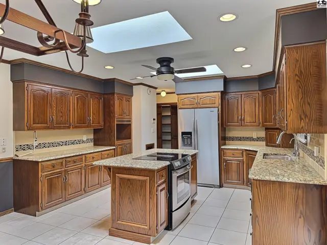 Photo of 3 Tanglewood Ln, Hutchinson, KS