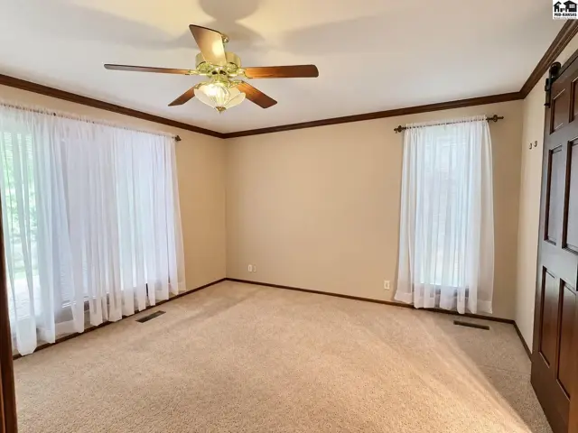 Photo of 3 Tanglewood Ln, Hutchinson, KS