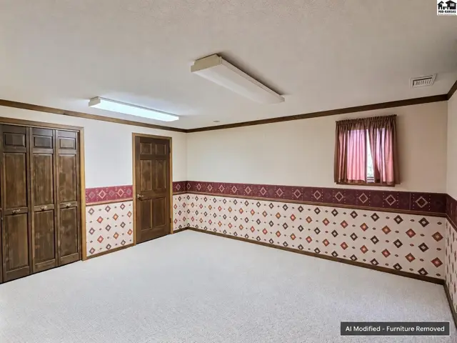 Photo of 3 Tanglewood Ln, Hutchinson, KS
