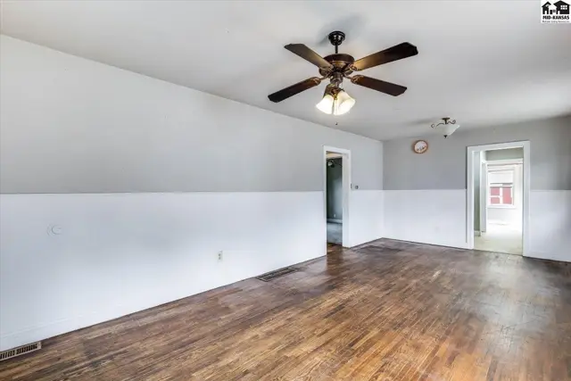 Photo of 420 E 8th Ave, Hutchinson, KS