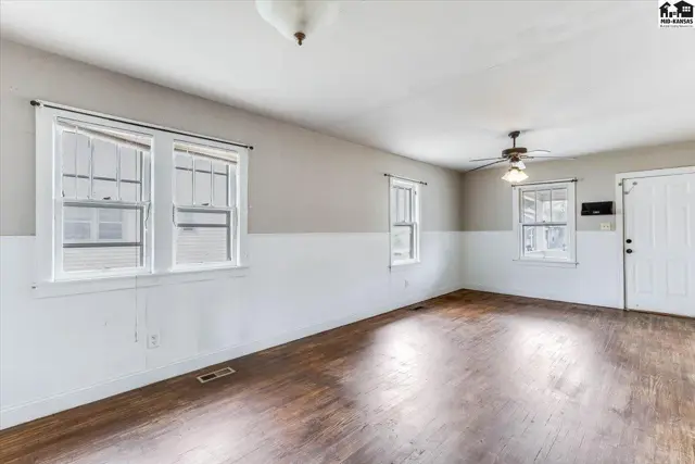 Photo of 420 E 8th Ave, Hutchinson, KS