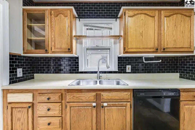 Photo of 420 E 8th Ave, Hutchinson, KS