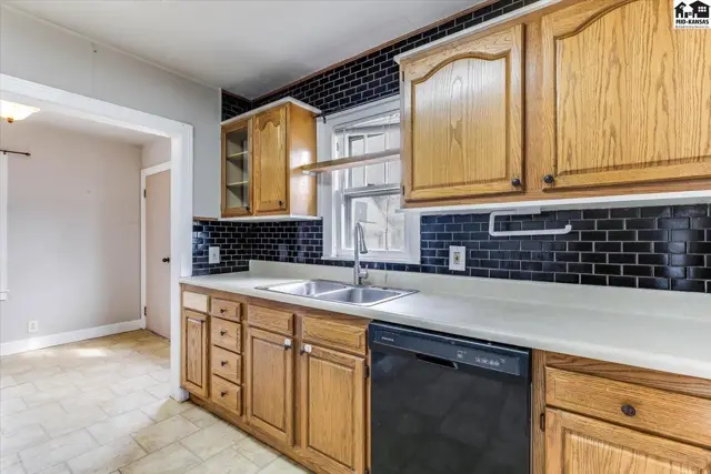 Photo of 420 E 8th Ave, Hutchinson, KS