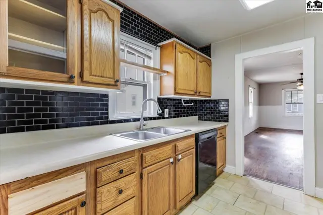 Photo of 420 E 8th Ave, Hutchinson, KS