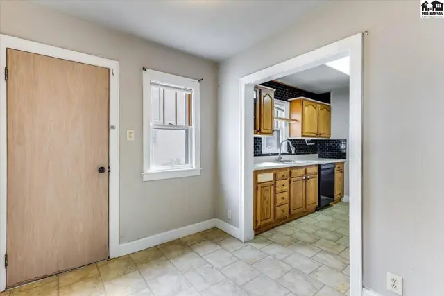 Photo of 420 E 8th Ave, Hutchinson, KS