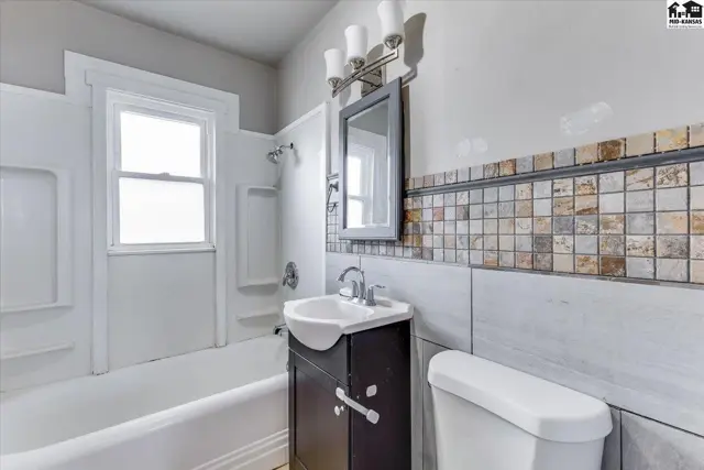 Photo of 420 E 8th Ave, Hutchinson, KS