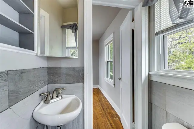 Photo of 420 E 8th Ave, Hutchinson, KS