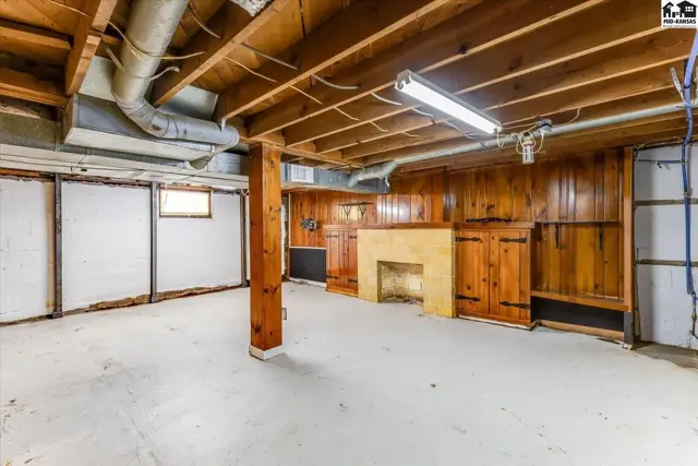Photo of 420 E 8th Ave, Hutchinson, KS
