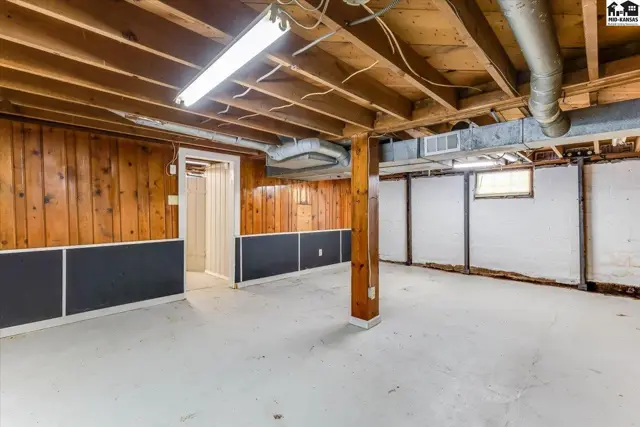 Photo of 420 E 8th Ave, Hutchinson, KS