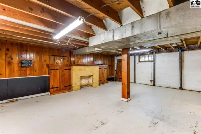 Photo of 420 E 8th Ave, Hutchinson, KS