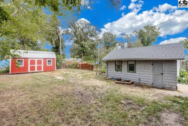 Photo of 420 E 8th Ave, Hutchinson, KS