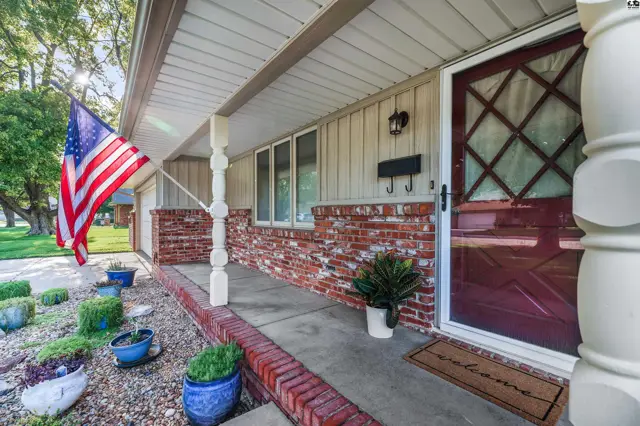 Photo of 810 W 25th Ave, Hutchinson, KS