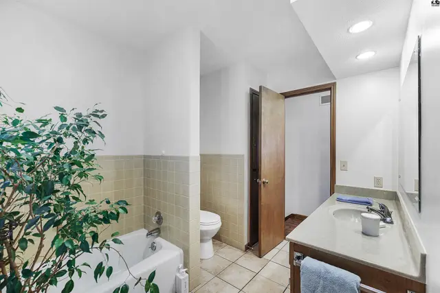 Photo of 810 W 25th Ave, Hutchinson, KS