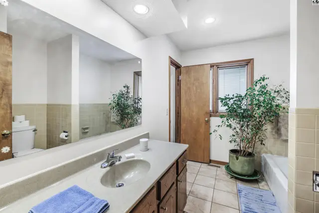 Photo of 810 W 25th Ave, Hutchinson, KS