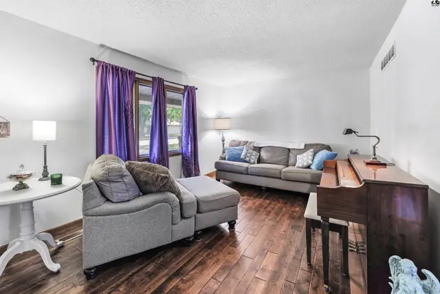 Photo of 810 W 25th Ave, Hutchinson, KS