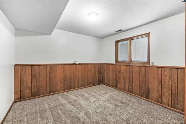 Photo of 810 W 25th Ave, Hutchinson, KS