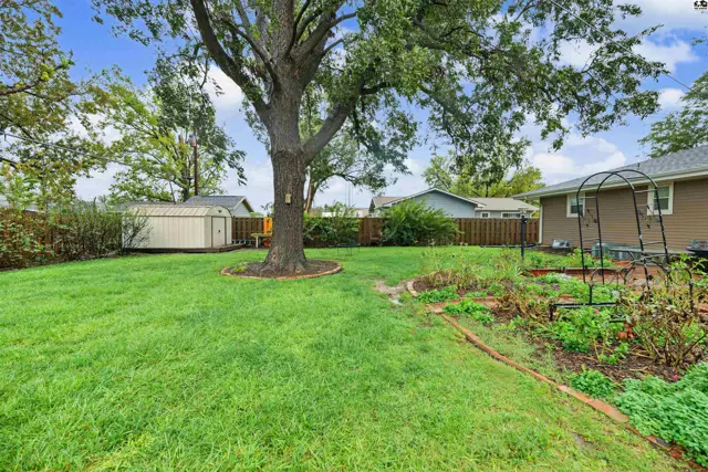 Photo of 2213 Mayfair Dr, Salina, KS