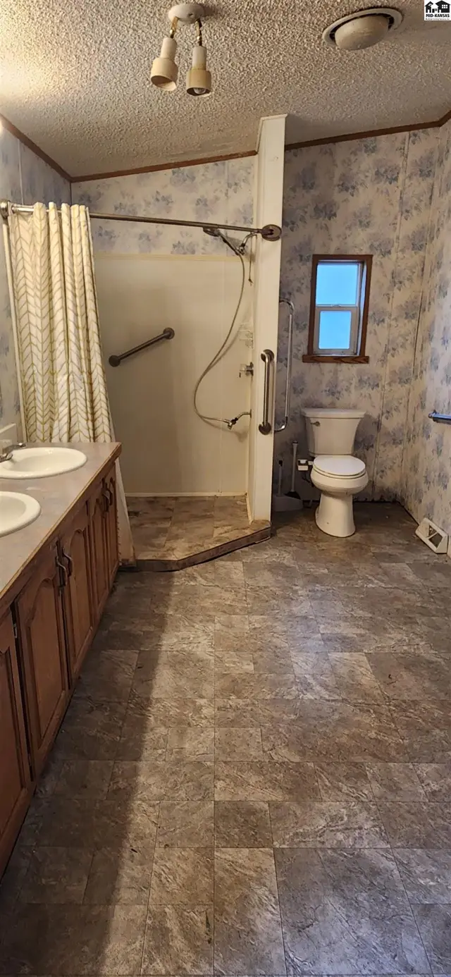 Photo of 2414 E Wasp Rd, Hutchinson, KS